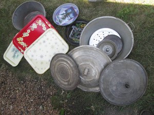 Vintage metal TV trays, serving trays and large enamelware pots and assorted lids