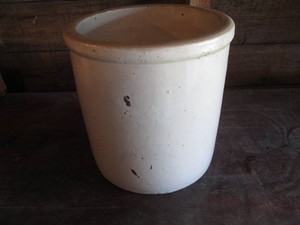 Vintage 1.5-gallon Red Wing Stoneware crock with stress crack