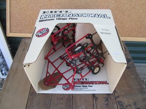 Ertl die cast replica 116 scale International Minimum Tillage Plow