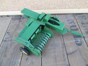Ertl die cast replica 116 scale John Deere hay baler and bales