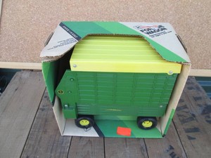 Ertl John Deere 116 scale die cast replica forage wagon