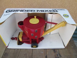 Ertl die cast replica 116 scale New Holland Grinder mixer
