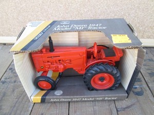 Ertl die cast replica 116 scale John Deere 1947 Model M tractor