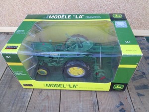 Die cast replica 116 scale John Deere model LA Tractor