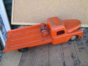 Vintage metal flat bed tow truck