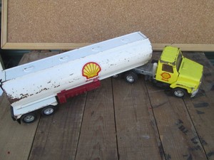 Vintage Ertl die cast replica international Semi Shell gasoline hauler