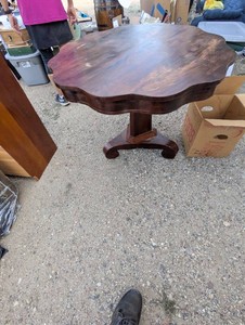 Dark wood 35in scalloped edge rolling pedestal dining table