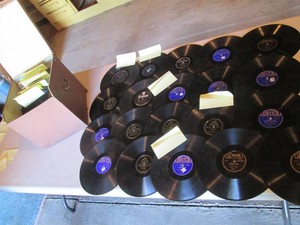 Vintage record case filled with records including Bing Crosby, Dinah Shore, 3 Frank Sinatra, 4 Gene Autry, Glenn Miller, Montana Slim, Star Spangled Banner, Tex Ritter, Tex Williams, The Victor Military Band, Grain Belt Polka and more