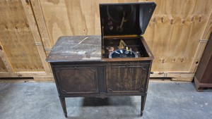 Hallet & Davis antique wind up record player