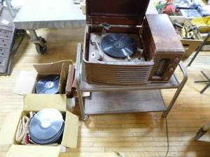 Antique Philco Tabletop Tube Radio and Phonograph Combination