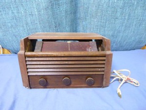 Vintage RCA Victor Tabletop Tube Radio