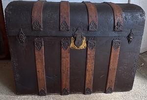 Vintage Humpback Trunk