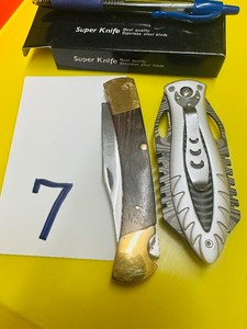 2 FOLDING KNIVES