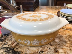 Pyrex casserole in butterfly gold pattern possible defect on lid