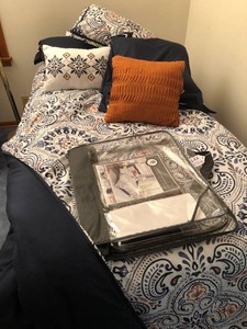 Queen size comforter set with pillows