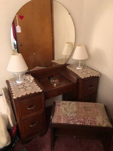 Vanity, bench and two dresser lamps vanity matches 372 approx. 27Hx46W(without mirror)