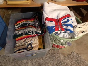 Tote and basket of cruise and other towels