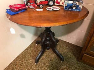 Table, approx. 30Hx34W