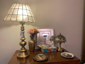 Lamps, mirror, vase, assorted hankies, pictures