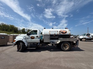 2015 Ford F750 4X2-cab truck