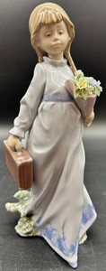 Vintage Lladro #7604 Flores a La Maestra Porcelain Figurine With Box
