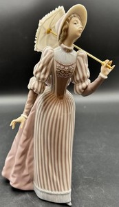 Vintage Lladro No. 5324 Damita Inglesa Porcelain Figurine With Original Box