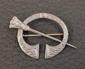 Vintage Sterling Silver Celtic Penannular Brooch 1.5 X 1.25 in