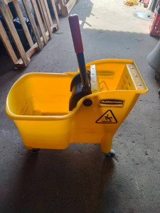 Rubbermaid Commercial Products 31 QT Tandem Mop Bucket and Wringer Combo