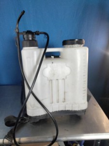 Manual 4-gallon backpack pressure sprayer