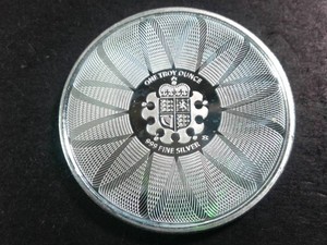 Gorgeous 1 oz Royal Mint .999 Fine Silver Coin - Excellent detail