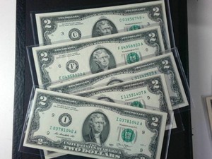 Lot of (5) Beautifully preserved and crisp $2 FRN (includes a star note)