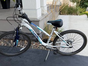 Mountain Bike - Schwinn 7-Speed Shimano SIS Bicycle