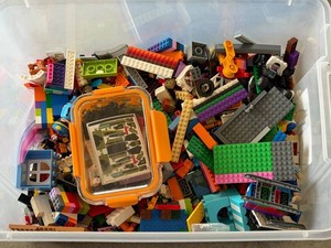 G - LEGO Building Brick Assortment - Mixed Lot in Plastic Storage Bin