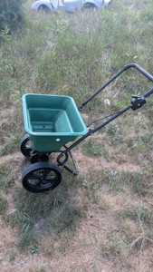 Large lawn weed seed and feed spreader manual