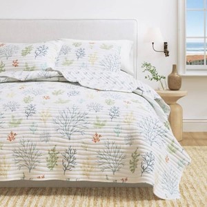 $75 Great Bay Home Coastal Quilt Set - 3-Piece FullQueen Size Coral Bedding Set - Lightweight, All-Season, Reversible Bedspread (Pastel Coral)
