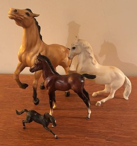 MB - Four Vintage Horse Figurines