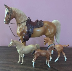MB - Four Vintage Horse Figurines