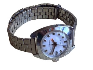 Vintage Timex Analog Wristwatch - Date Display Expandable Bracelet