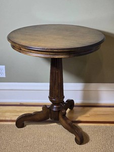 Traditional Round Wood Pedestal Side Table