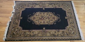 Traditional Black and Gold Floral Medallion Accent Rug