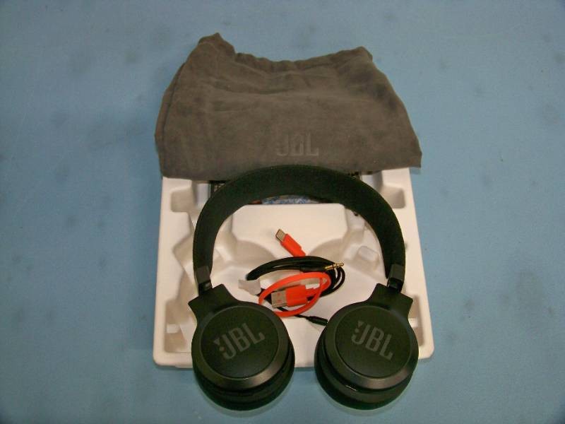 JBL Live 675NC Wireless True Adaptive Noise-Cancelling On-Ear Headphones - in Original Box