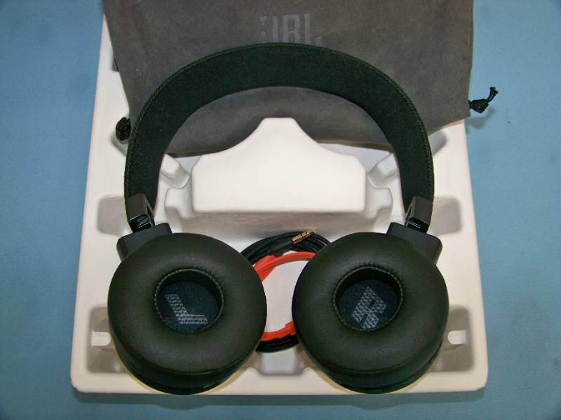 JBL Live 675NC Wireless True Adaptive Noise-Cancelling On-Ear Headphones - in Original Box