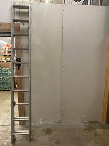 Aluminum Extension Ladder With Wheels and Rope