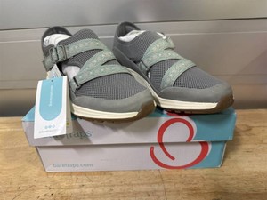Baretraps Bianna casual slip-on sneakers Size 9 MSRP $39.99