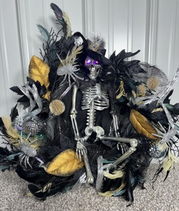 Members Mark 26 Pre-Lit Skeleton Wreath - 26 x 6