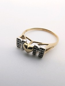10K Yellow Gold MOM Ring, polished gold heart flanked by two diamond-accented letters, Size 9