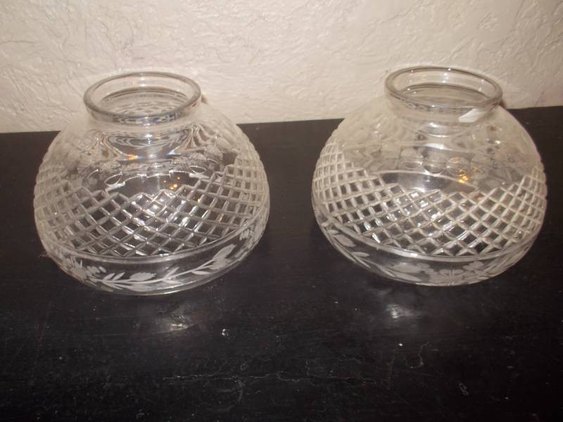 Vintage Frosted Ruffled-Rim Hurricane Lamp Shade