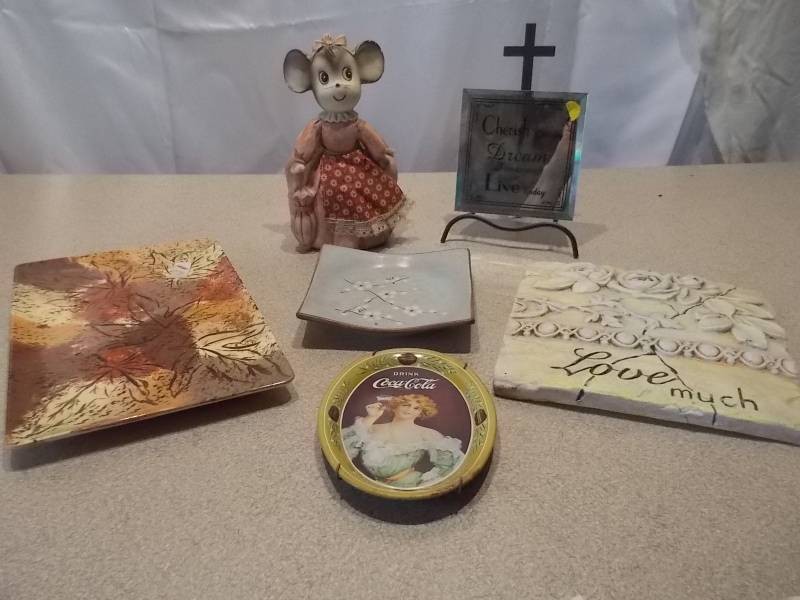 Vintage Ceramic Country Mouse Coin Bank & Inspirational Decor Lot