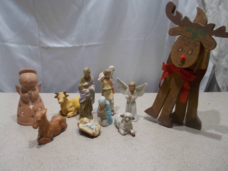 Vintage Miniature Ceramic Nativity Set & Wooden Reindeer Decor Lot