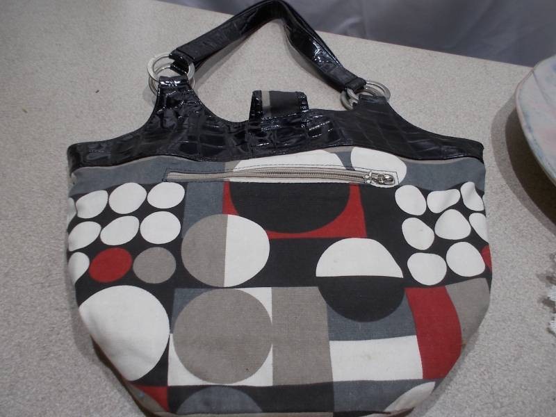 Chic Geometric Print Shoulder Bag with Silver Butterfly Charm Accent